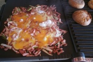 500g slaniny, jarná cibuľka + 5 vajec