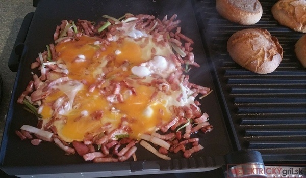 500g slaniny, jarná cibuľka + 5 vajec